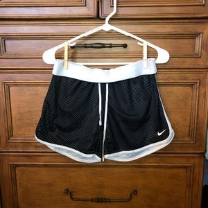 NIKE| 🦋 size small drawstring mesh shorts NWOT
